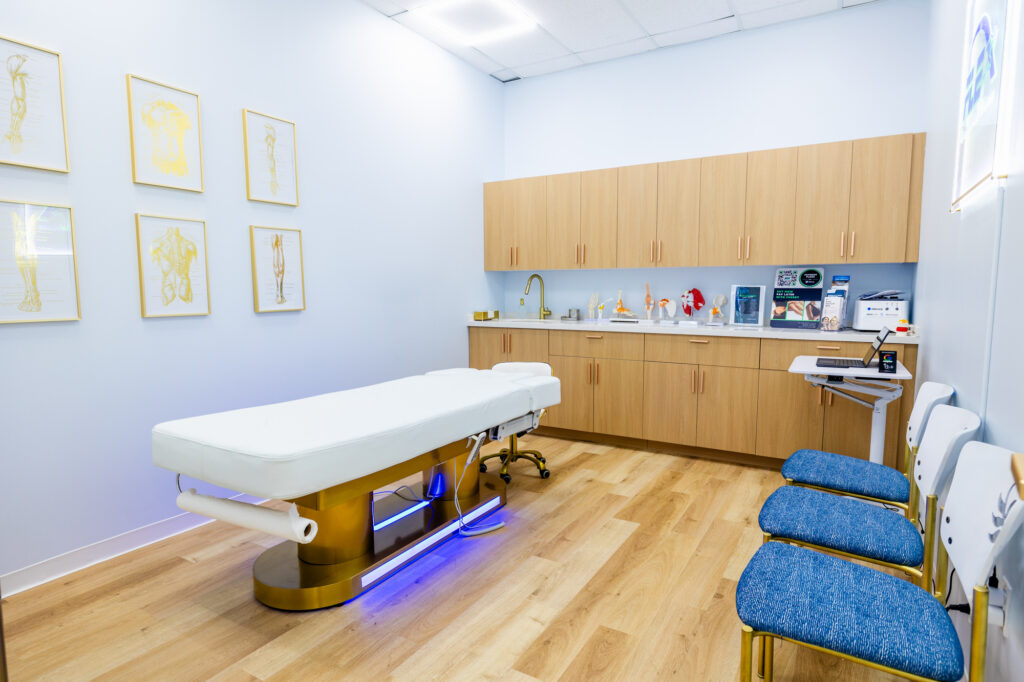 “Flex Health patient room equipped with a comfortable examination table, calming décor, and modern medical tools for a professional and relaxing environment.”